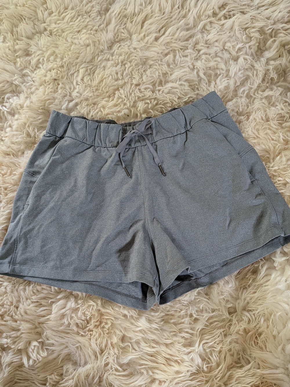 Lululemon On The Fly 2.5" Inseam Short in Gray Sz 4